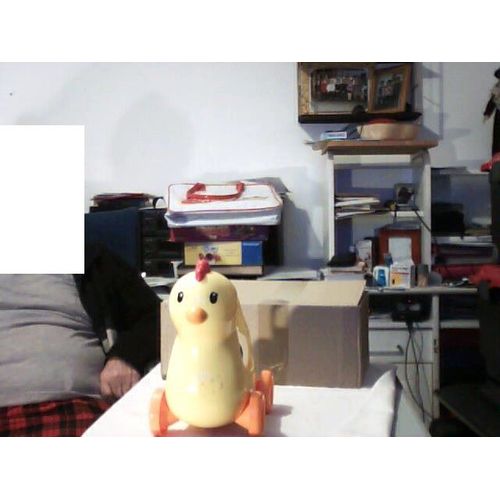 Joué Une Poule Jaune Qui Perd Ses Oeufs Et Une Corde A Sauté