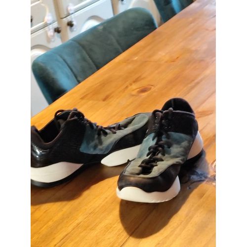 Je Vends Une Paire De Baskets De La Marque Geox Respira En Pointure 35. Elles Sont Trop Petites Pour Moi.