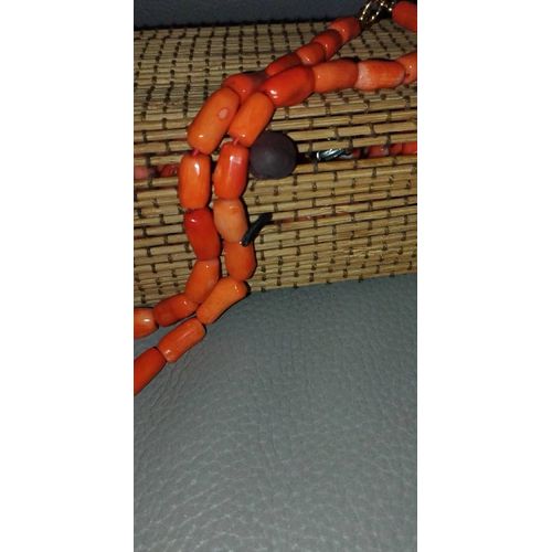 Superbe Collier En Perles Bambou Naturelles, 50cm  Aux Nuances Orangées Évoquant Les Trésors Des Profondeurs Méditerranéennes. Originaire Des Côtes Italiennes, Il Est Issu D¿Un Savoir-Faire Artisanal