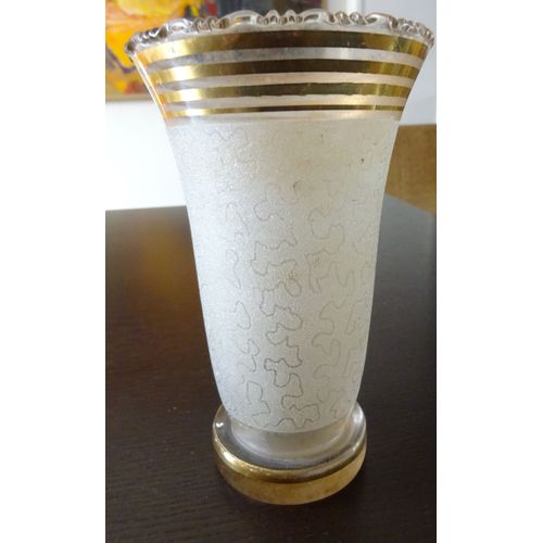 Vase vintage années 50. Verre granité blanc, liserés dorés.