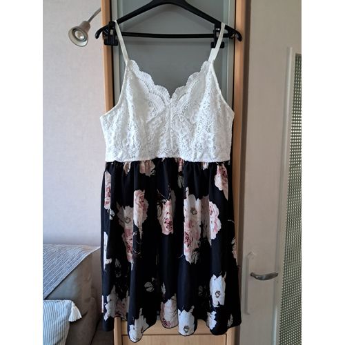 Robe Neuve Taille 40-42 Bas Noir Floral Haut Blanc