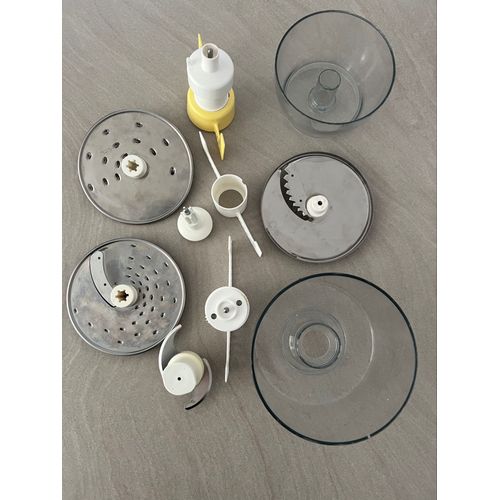 Lot accessoires pour robot Magimix 4100 : 2 bols MIDI et MINI, 2 batteurs à blanc, 1 prolongateur, 3 disques râper, émincer et  frites et 1 petit couteau + grand bol sans couvercle