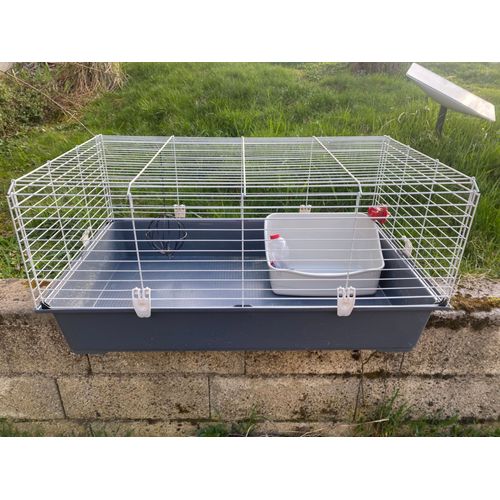 Cage À Lapin En Bon État Avec Quelques Accessoires