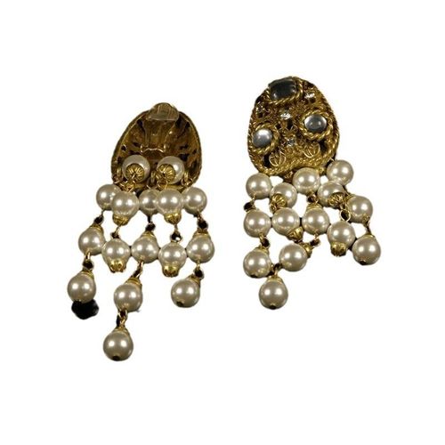 Boucles D'oreilles Longues Inspirées Du Palais Adoptez Une Sophistication Intemporelle Avec Ces Longues Boucles D'oreilles Qui Effleurent Les Épaules.