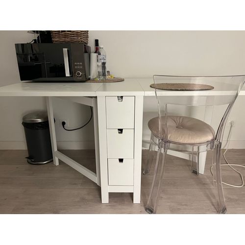 Table Blanche Dépliable Du Côté Droit Et Gauche 3 Tiroirs, Remise En Main Propre Uniquement; Pas Disponible Avant 4 Semaines.