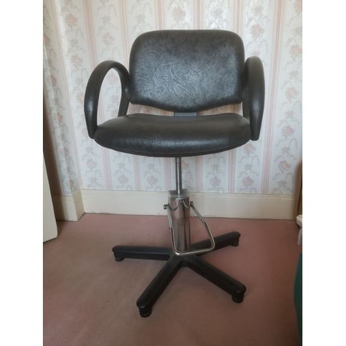 Curiosité Dans Une Maison....Un Fauteuil De Coiffeur