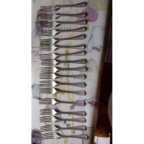 1 Lot De 17 Anciennes Fourchettes Inox.....Profitez En.