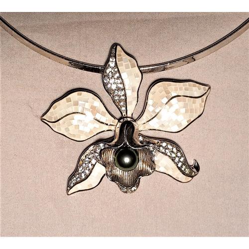 Collier Polynésien En Forme De Fleur Avec Une Perle Noire De Tahiti Et Du Nacre.