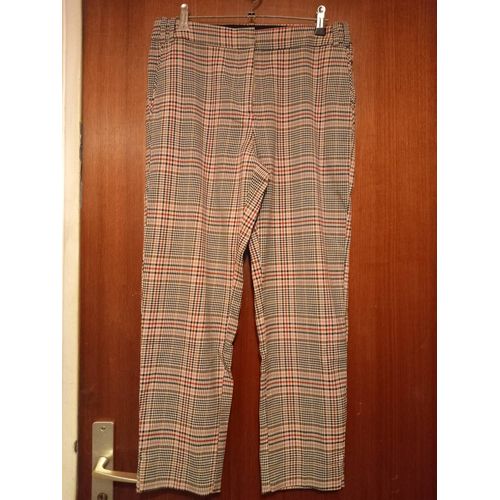 Pantacourt Femme Poches Celio, Taille ( C ), Coloris Imprimé Petits Carreaux Multicolores, Poches En Biais Sur Les Cotés À L'avant, Fausses Poches À L'arrière, Fermeture Zippée + Bouton.