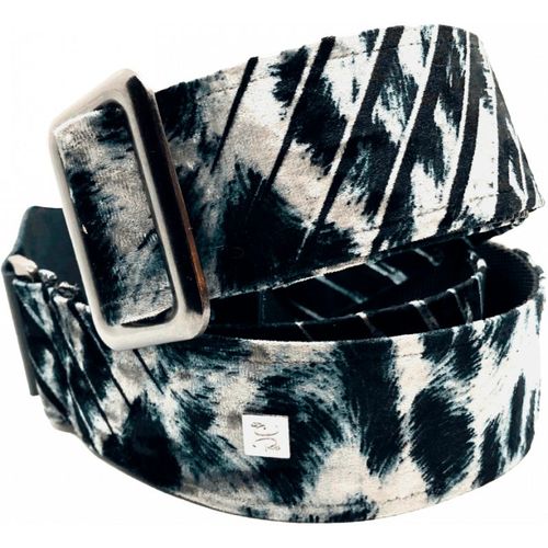 Get'm Get'm - Sangle The Casandra Black & White