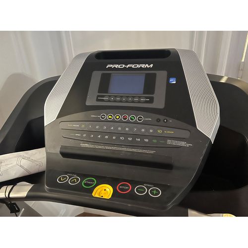 Bonjour. Je Voulais Partager Que Je Vends Un Fantastique Tapis De Course À Forte Inclinaison Pour Élever Vos Entraînements. C'est Un Pro-Form Et Fonctionne Sur 220v.