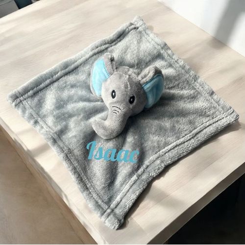 Offrez À Votre Bébé Un Compagnon Tout Doux Avec Notre Doudou Éléphant Personnalisé ! Fabriqué En 100% Polyester Ultra-Doux, Il Est Parfait Pour Réconforter Et Apaiser Votre Petit Trésor.
