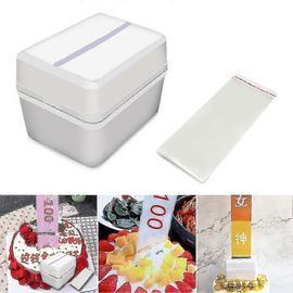 Drôle De Gâteau D¿Argent Tirant Des Accessoires De Boîte Faisant La Surprise Pour Le Banquet De Gâteau D¿Anniversaire