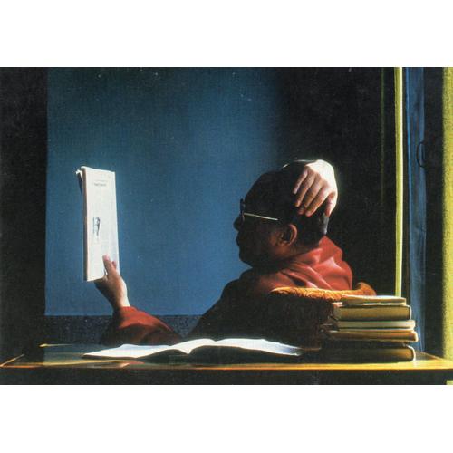 Carte Postale Xx Eme Siecle - Theme Personnages Celebres - Dalaî Lama , Reading The News