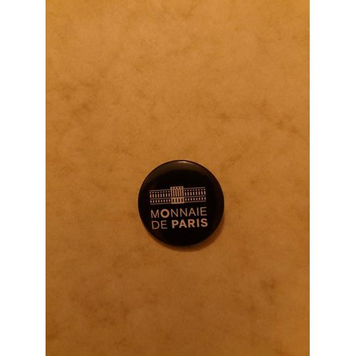 Badge Noir Motif Blanc Vintage Années 80 Monnaie De Paris.
