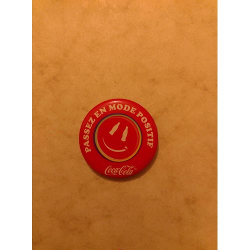 Badge Rouge Motif Blanc Vintage Années 80 Coca Cola.