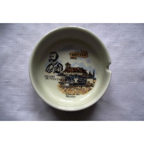 Vide Poche Ou Cendrier En Porcelaine 100 Ans De Croix Rouge Decize Château Des Minimes Dimensions Diamètre 9 Cm Hauteur 3,3 Cm.