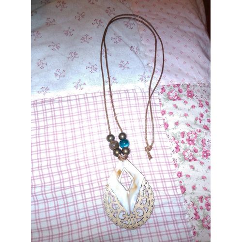 Collier Fantaisie En Bois Et Plastique Coloré.