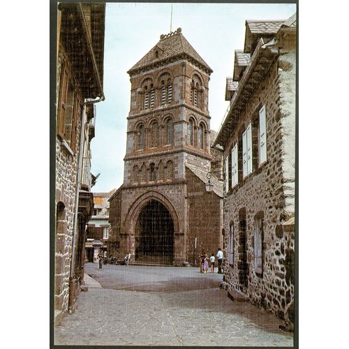 Carte Postale N°15-416, Le Cantal Pittoresque, Salers, Cité Médiévale Alt 950 M, L'église Gothique Qui Renferme Une Mise Au Tombeau, En Pierre Coloriée, Grandeur Nature, Datant De 1495