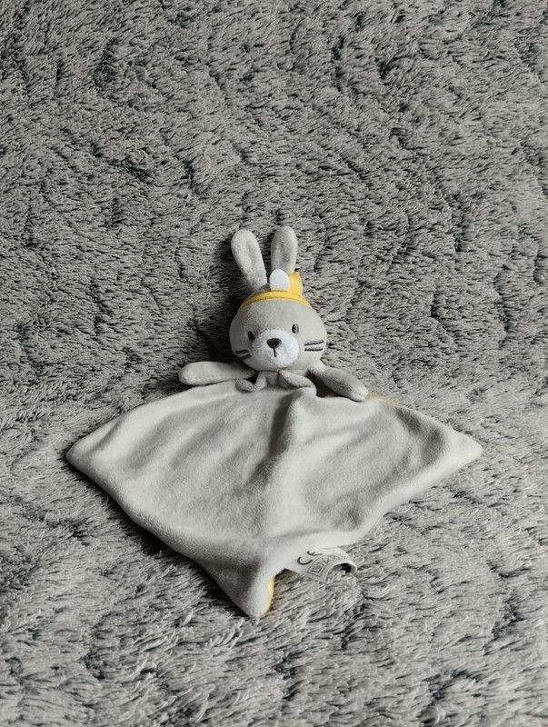 Doudou Lapin Semi Plat Indien - Tom & Zoé Cmp - Peluche Gris Et Jaune - Carré Coeur