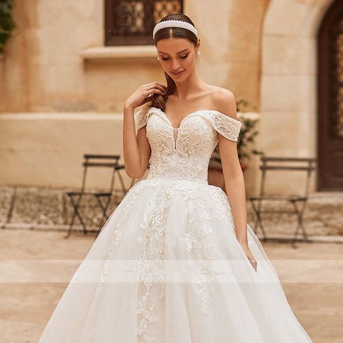 La Robe De Mariée Principale Au Tempérament Épaulé A Un Sens Aigu De La Légèreté, Du Luxe Et De La Sortie De La Robe D'été À Grande Traînée.