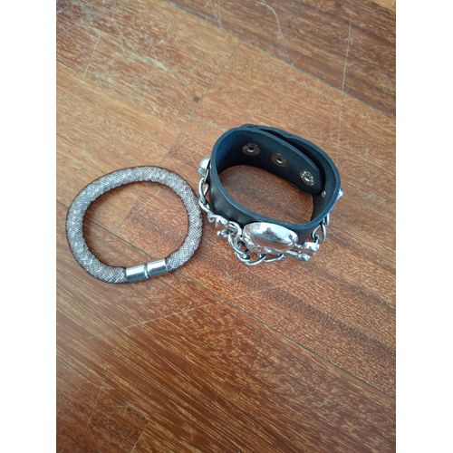 Lot De 2 Bracelets Fantaisies, Noirs, 1 Avec Tête De Mort; Le Tout En Parfait État