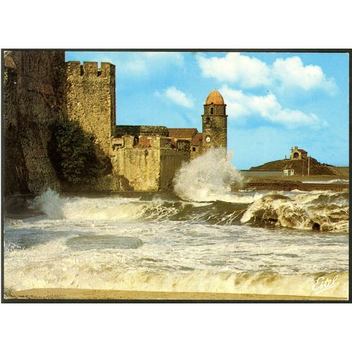 Carte Postale N°2266z, La Côte Vermeille, Collioure, Pyrénées Orientales, Coup De Mer Dans L'ancien Port Dominé Par Le Clocher De L'église Fortifiée Saint-Vincent , Autrefois Tour Du Phare