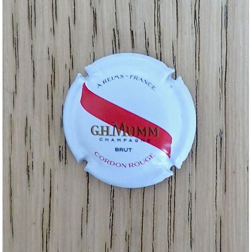 Capsule De Champagne Mumm N°162. Matte, Barrée. Rouge Et Blanche , Lettres Dorées
