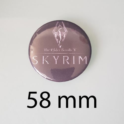 Le Légendaire Logo De Skyrim Sur Ce Badge Collector - Badge 58 Mm