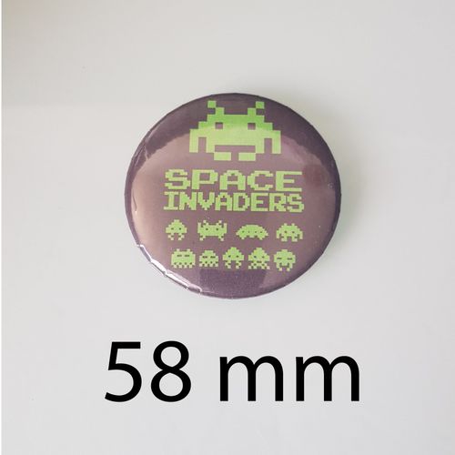 Space Invaders Icône Rétro Du Jeu Vidéo Sur Ce Badge Emblématique - Badge 58 Mm