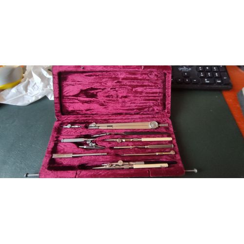 Boîte À Compas Ancienne