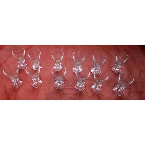 Lot De 12 Petits Verres Anciens En Cristal Année 1960 Très Fin En Parfait État État Neuf Dimensions Hauteur 7 Cm Diamètre Du Haut 4,3 Cm Diamètre Du Pied 4 Cm