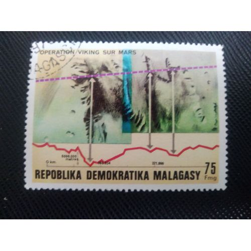 Timbre Madagascar Yt 600 À La Recherche D'un Lieu D'atterrissage Pour Viking 1976 (030309 )