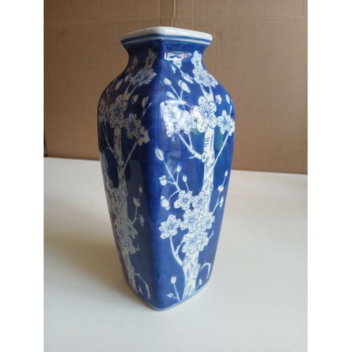 Vase carré en porcelaine bleue et blanche.
