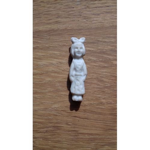 Fève Ancienne Fillette Noeud Dans Les Cheveux.
