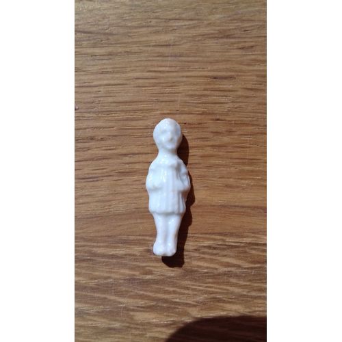 Fève Ancienne Garçon En Robe