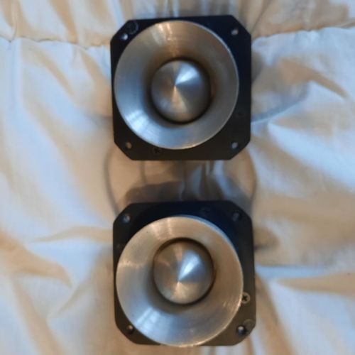2 TWEETERS JBL2402A les diaphragmes ne sont pas d'origines.mais ils fonctionne bien. JE NA'ACCEPTE QUE LES ENVOIS MONDIAL RELAIS TOUTE AUTRE DEMANDE ENTRAINERA L'ANNULATION DE LA VENTE