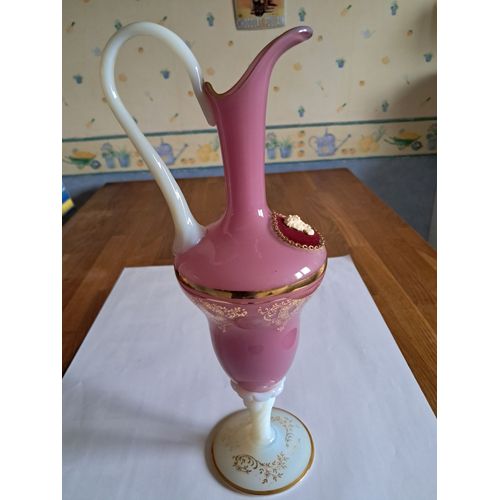 AIGUIERE / VASE OPALINE ROSE AVEC CAME