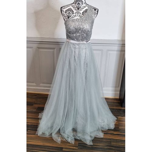 Robe Longue Argentée Pailletée Et Tulle Avec Une Epaule Dénudée Taille 40