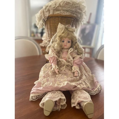 Poupée En Porcelaine Ancienne Et Son Landau En Osier D'époque