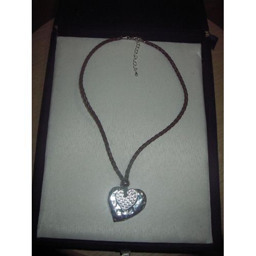 Ras De Cou Double Coeurs Argentés Dont L'un Serti De Strass, Marque M, Montés Sur Lanière De Cuir Marron Foncé Hauteur Premier Coeur 3 Cm, Largeur 3.5 Cm, Hauteur Deuxième Coeur 2 Cm, Largeur 2 Cm.