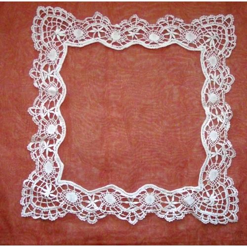 Dentelle Ancienne Superbe Aux Fuseaux  Dimensions Extérieures 26cm X 25 Cm Dimensions Intérieures18 Cm X 19 Cm Dimensions De La Pointe De La Dentelle 6 Cm Largeur Sur Les Côtés 4 Cm .
