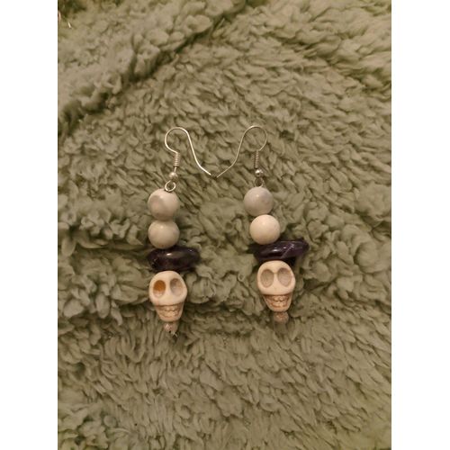 Boucles D'oreilles Artisanales Têtes De Mort, Howlites Et Améthystes.