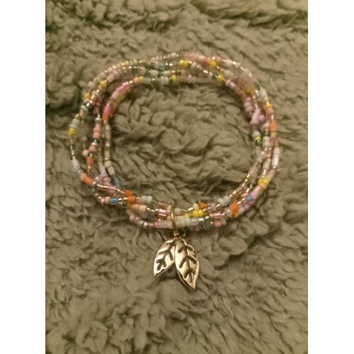 Bracelet Élastique Multicolore Attache Feuille Argentée.