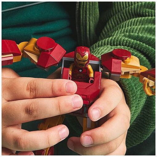 Iron Man s'installe dans le cockpit