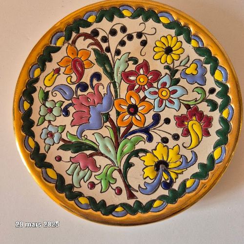 Belle plaque assiette céramique vintage Sévillarte avec placage d’or 24kt. un beau bouquet de fleurs