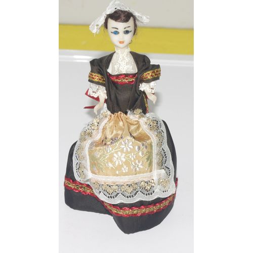 Poupée En Costume Folklorique De St Anne D'auray En Bretagne, En France