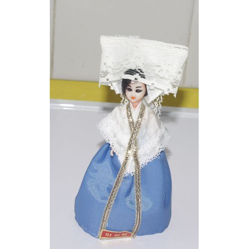 Poupée En Costume Folklorique De L'ile De Ré En France