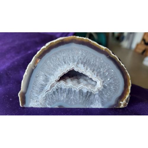 Géode D'agate Teintée Violet 8.5 Cm De Long 5.5 Cm De Haut 398 Grammes Lot 82
