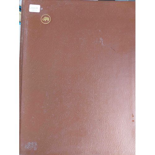 Méga Album De Timbres, 32 Pages Grand Format, 10 Lignes Par Page, Fond Noir, Avec Plus De 1100 Timbres Des Colonies Françaises Et Autres : Monaco, Martinique, Guadeloupe, Sénégal, Madagascar, Aef Etc